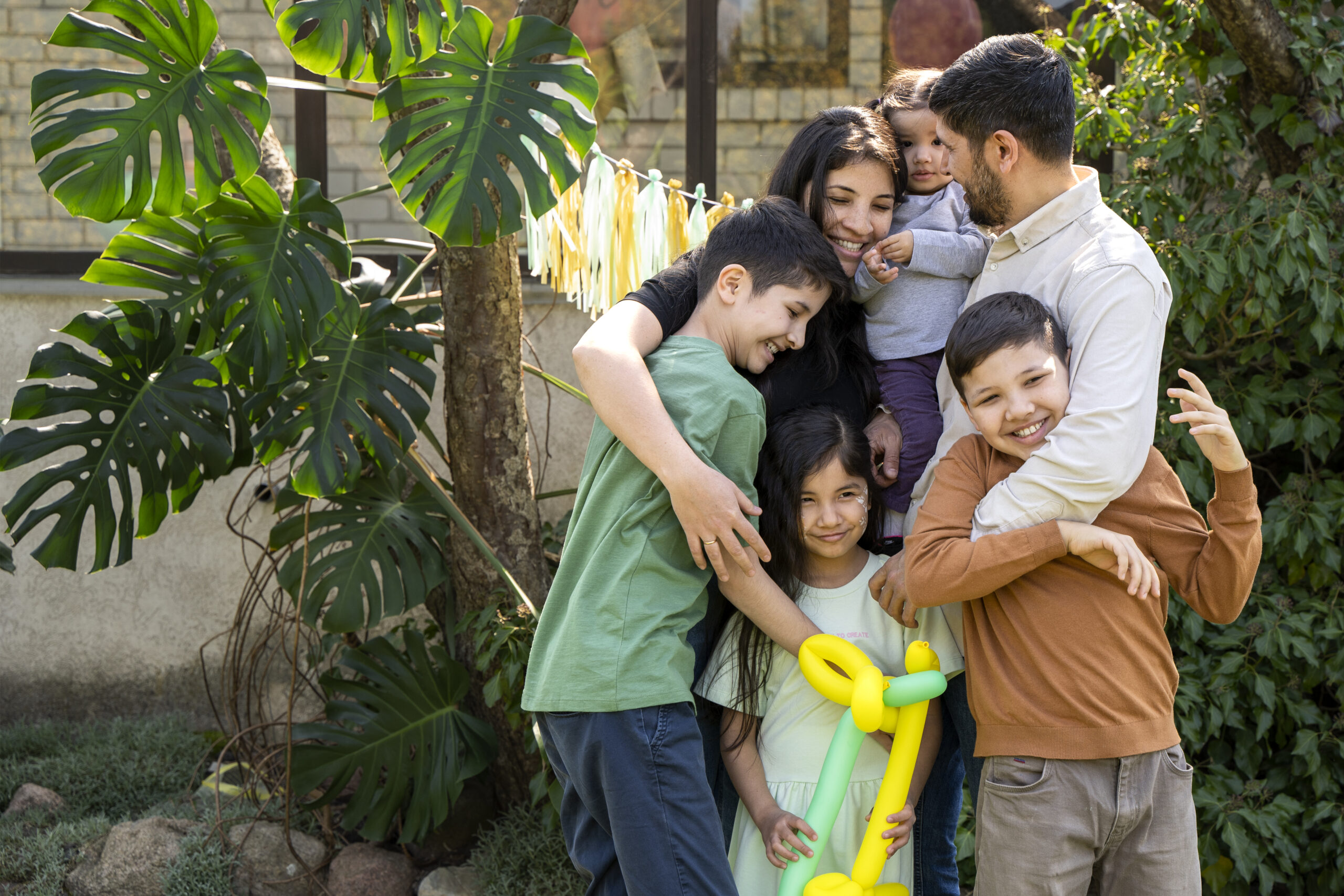 kids-having-fun-jungle-themed-party